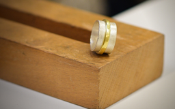 orfevre-et-la-creation-de-bijoux-en-argent-JhZSeT
