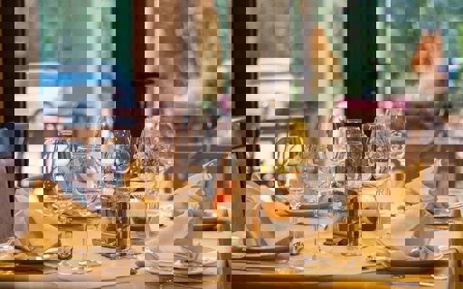 gemeinsamer-mittagstisch-tiOUZm